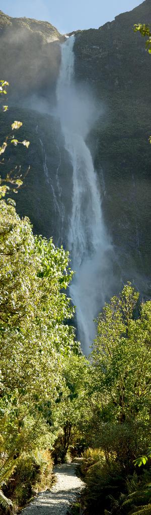 Milford Trail: Sutherland Falls mit einer Gesamthöhe von 580m Neuseelands höchster Wasserfall, Januar 2008