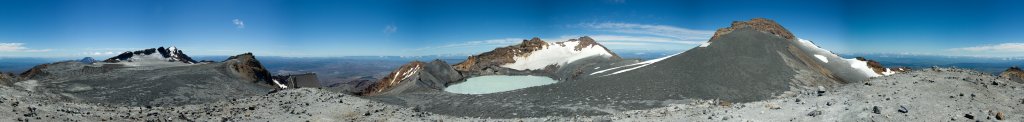 Tongariro NP: 360-Grad-Gipfelpanorama am Mt. Ruapehu Dome Shelter (2672m) mit Blick auf den Crater Lake, Paretetaitonga (2751m), Tahurangi (2797m), das große verwüstete Gipfelkraterplateau und die umliegenden Nebengipfel des Ruapehu; in der Ferne ist auch noch der Gipfel des Ngauruhoe (2291m) zu erkennen, Januar 2008
