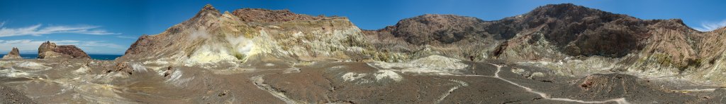 Das Innere des Kraters von White Island (Whakaari) mit der aktivsten heissen Quelle (Fumarole); der Kraterrand an der Ostseite der Vulkaninsel wurde bei einem Ausbruch in den 30-er Jahren ins Meer geblasen, Januar 2008