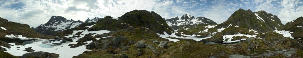 360-Grad-Panorama im Tal der Trollfjordhytta mit Blick auf den Isvatnet, den Trolltindan (1036m), den Isvasstinden (940m), die Blaskavlheia (976m), die Blabergheia (700m) und den Trollfjordtinden (830m), Austvagoya, Lofoten