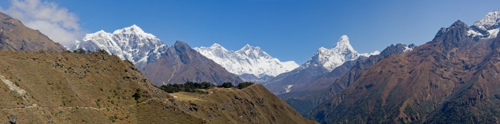 Cholatse (6335m), Taboche Peak (6367m), Nuptse (7861m), Everest (8848m), Lhotse (8516m) und Ama Dablam (6856m), davor das Kloster von Tengboche (3860m), Nepal, Oktober 2011.