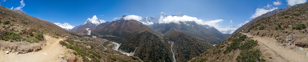 Höhenweg von Pangboche nach Phortse mit Blick auf Lhotse (8516m), Ama Dablam (6856m), Kangtega (6685m), Thamserku (6608m) und Kongde, Nepal, Oktober 2011.