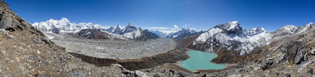 Aufstieg auf den Ngozumpa Tse (5553m) mit Blick auf den Ngozumpa-Gletscher, 3.-5. Gokyo-See, Gyachung Kang, Chakung, Everest, Nuptse, Nirekha Peak, Kangchung Peak, Chola, Kangtega und Thamserku, Pharilapche, Gokyo Peak und Sumna, Nepal, Oktober 2011.