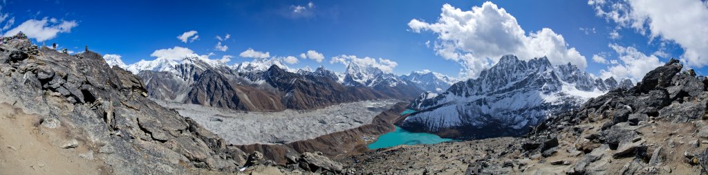 Sdseitiger Blick vom Gokyo Peak (5360m) auf den 3. Gokyo-See (Dudh Pokhari, 4750m), Ngozumpa-Gletscher, Cholo, Everest, Nuptse, Makalu, Arakam Tse, Cholatse, Kangtega, Thamserku und Pharilapche, Nepal, Oktober 2011.