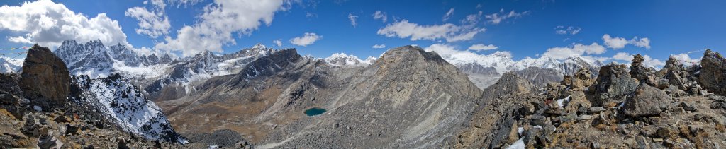 Nordseitiger Blick vom Gipfel des Gokyo Peak (5360m) auf Pharilapche (6017m), Renjo La (5430m), Henjola (5925m), Cho Oyu (8201m), Ngozumpa Kang I-III, Gyachung Kang (7952m), Chakung (7029m) und Cholo (6089m), Nepal, Oktober 2011.