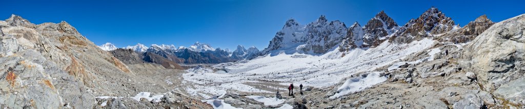 Blick nach Osten kurz unterhalb des Renjo La (5430m) mit Gyachung Kang, Chakung, Gokyo Peak, Cholo, Pumori, Changtse, Everest, Nuptse, Lhotse, Makalu, Arakam Tse, Cholatse und Pharilaphe, Nepal, Oktober 2011.