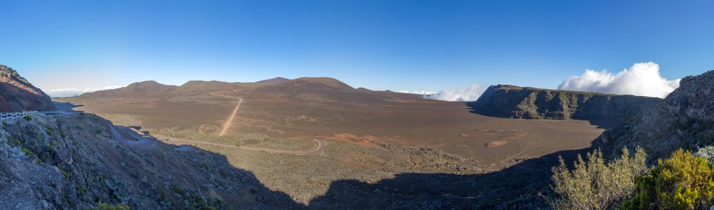 Piton de la Fournaise (2631m) mit der ausgedehnten Vulkanasche-Ebene der Plaine des Sables und der Abbruchkante der Plaine des Remparts, La Reunion, Oktober 2013.