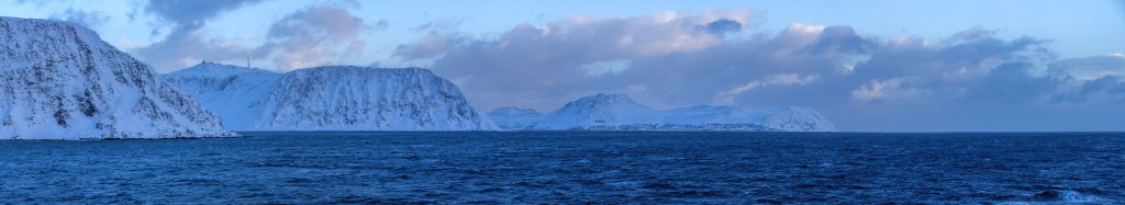 Anfahrt auf die nördlichste norwegische Hafenstadt Honningsvåg auf der Insel Magerøya, Norwegen, Februar 2015.