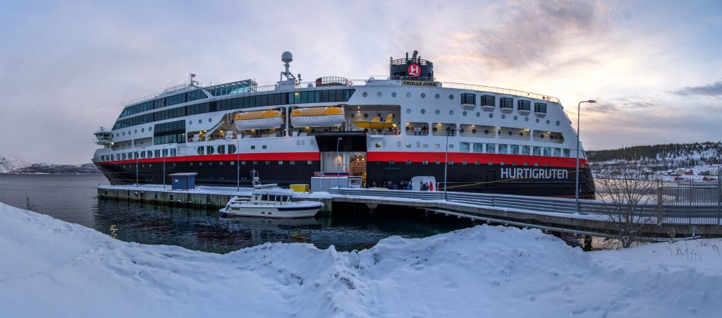 Die M/S Trollfjord am Anleger von Alta, Finnmark, Norwegen, Februar 2015.