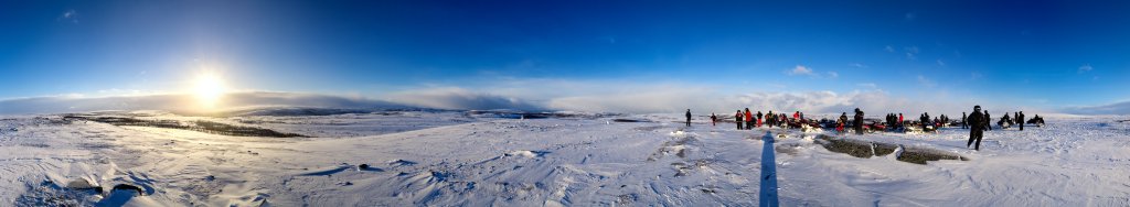 Mit dem Snowmobile vom Sorrisniva Igloo Hotel auf den Gipfel des Bellingfjellet (423m) in der Finnmark nahe Alta, Norwegen, Februar 2015.