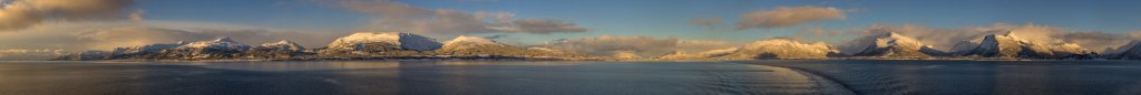 Blick auf die von der Sonne angestrahlten Berge der Vesteralen-Inseln Hinnøya und Langøya auf dem Sortlandsundet auf Höhe von Sigerfjord, Norwegen, Februar 2015.