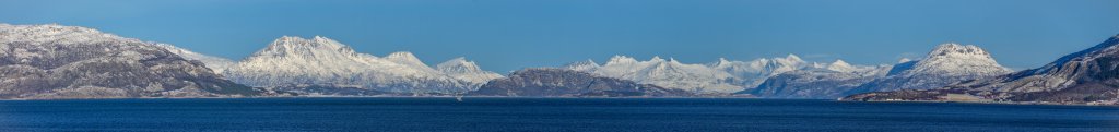 Blick auf die Toven-Berggruppe auf dem norwegischen Festland bei Sandnessjoen, Norwegen, Februar 2015.