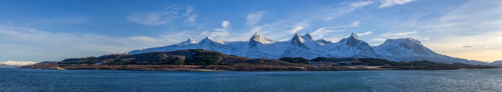 Die Bergkette der Sieben Schwestern (Sju Søstre) auf der Insel Alsta zwischen Alstenfjorden und Vefsnfjorden, Norwegen, Februar 2015.