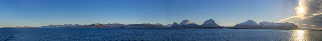 Passage des Edøyfjorden mit Kurs auf Kristiansund und mit Blick auf die Inseln Tustna, Stablandet,  Ertvågsøya, Grisvågøya und Skardsøya, Norwegen, Februar 2015.