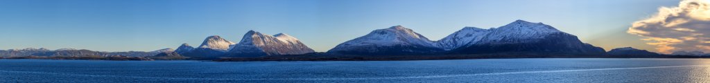 Passage des Edøyfjorden mit Kurs auf Kristiansund und mit Blick auf die Inseln Tustna, Stablandet,  Ertvågsøya, Grisvågøya und Skardsøya, Norwegen, Februar 2015.