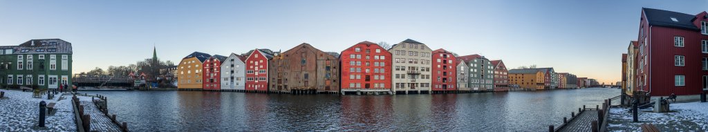 Trondheim - Speicherhäuser zu beiden Seiten des Flusses Nidelva zwischen Bybrua und Bakke bru, Norwegen, Februar 2015.