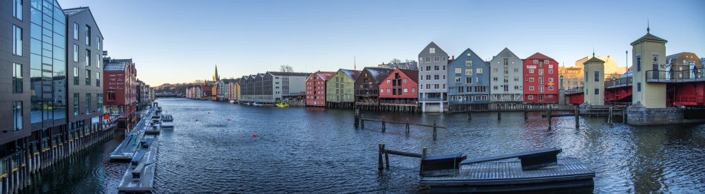 Trondheim - der Fluss Nidelva umfließt den eigentlichen Stadtkern mit dem Nidaros-Dom und wird zwischen der Bybrua und der Bakke Bru zu beiden Seiten von alten Speicherhäusern gesäumt, Norwegen, Februar 2015.