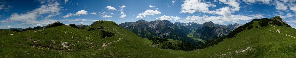 Panorama aus dem Sattel oberhalb der Hasental-Alm Hochleger mit weitem Blick über das östliche Karwendel, Juli 2008