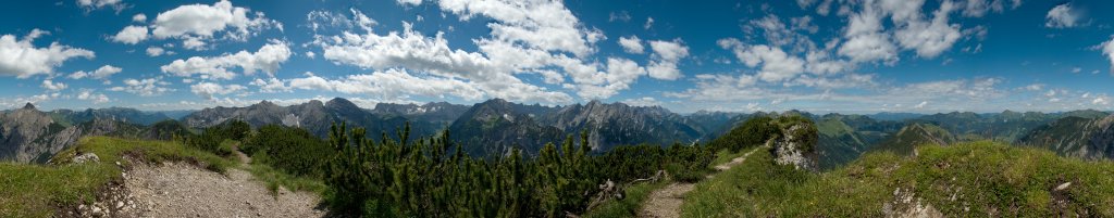 Blick vom Gipfel des Kompar (2010m) auf den Grossen Ahornboden und das oestliche Karwendel, Juli 2008