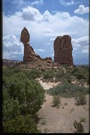 Arches NP : Balanced Rock; noch steht er oben !