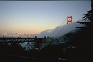 Einfahrt nach San Francisco &uuml;ber die Golden Gate Bridge im Schein der untergehenden Sonne