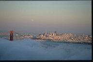 Downtown San Francisco und die Golden Gate Bridge vom Golden Gate Park aus bei Sonnenuntergang