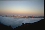 Downtown San Francisco und die Golden Gate Bridge vom Golden Gate Park aus bei Sonnenuntergang (respektive Mondaufgang)