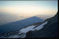 Aufstieg auf den Mt. Shasta : der Mt. Shasta wirft im fr&uuml;hen Morgenlicht seinen eigenen Schatten in die Ebene von Shasta City
