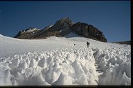 Aufstieg auf den Mt. Shasta : der Gipfelaufbau des Mt. Shasta; im Vordergrund ein Penetentes-Feld (B&uuml;&szlig;erschnee)
