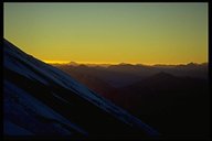 Blick auf die Zentralkordillere im ersten Licht des Sonnenaufgangs