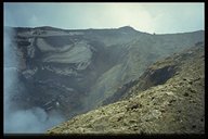 Auf dem Weg um den Rand des rauchenden Kraters auf 2835m H�he