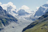 Blick zurueck auf den Glacier di Zinal; rechts im Hintergrund schaut das Matterhorn aus dem Nachbartal herueber