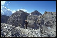 Aufstieg auf den Cima Pisciadu (2985m), im Hintergrund der Piz Boe (3152m)