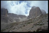 Pisciadu-Hütte (2585m) vor dem Cima Pisciadu (2985m)