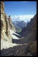 Abstieg durchs Val de Mesdi; im Tal liegt Kolfuschg