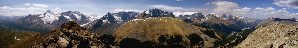 Blick über Mt. Athabasca (3491m), Mt. Andromeda (3442m), das Columbia Icefield, Snow Dome (3460m), Mt. Kitchener (3511m) und eine Reihe weiter im Westen gelegener Gipfel entlang des Icefield Parkway vom Gipfel des Mt. Wilcox (2892m) im Jasper National Park, Canada, 2005