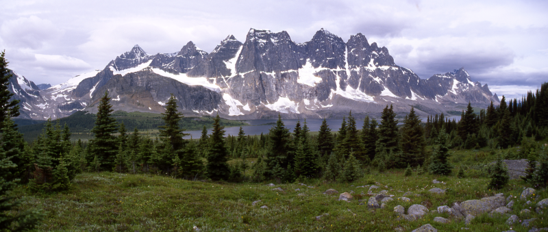 Blick über die Bergkette The Ramperts und den davor liegenden Amethyst Lake, Tonquin Valley Trail, Jasper National Park, Canada, 2005