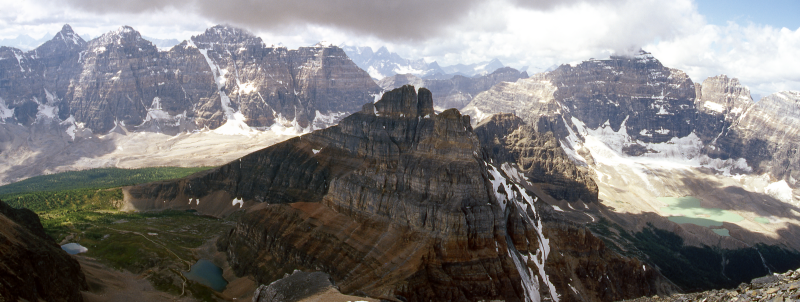 Valley of the Ten Peaks und Paradise Valley mit Pinnacle Mountain, Eiffel Peak (3084m) und dem Sentinel Pass (2611m) im Vordergrund; unten links liegen die Minnestimma Lakes, Blick vom Aufstieg auf den Mt. Temple (3543m), Lake Louise, Banff National Park, Canada, 20055