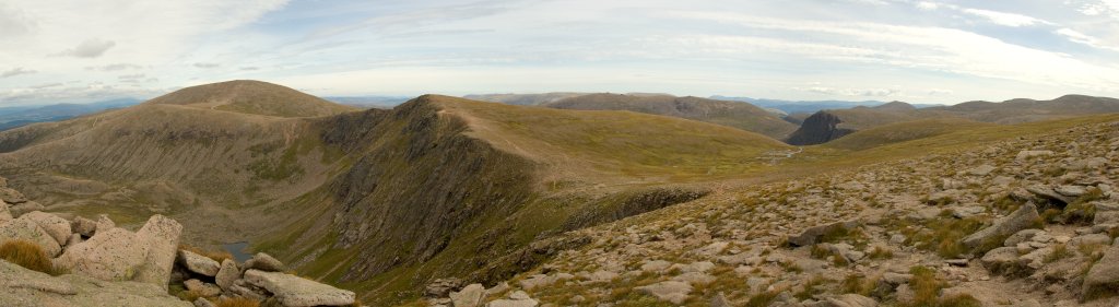 Cairn Gorm (1245m), Stob Coire an t’ Sneachda (1176m) und Cairn Lochan (1215m), Cairngorm Mountains, Schottland, August 2007