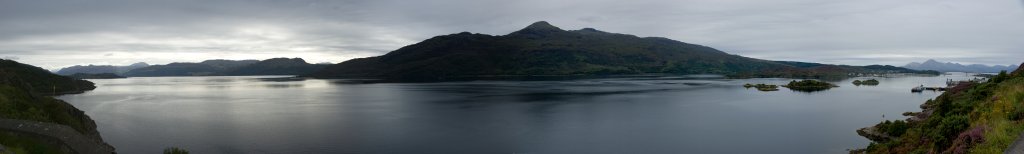 Loch Alsh bei Kyle of Lochalsh mit der Brücke auf die Isle of Skye, Schottland, August 2007