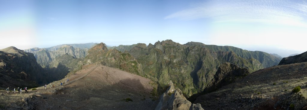 Panorama vom Gipfel des Pico do Arieiro (1818m) mit Blick auf Pico do Cidrao (1798m), Nonnental, Paul da Serra, Pico do Gato (1780m), Pico das Torres (1851m) und Pico Ruivo (1862m), Madeira, November 2008