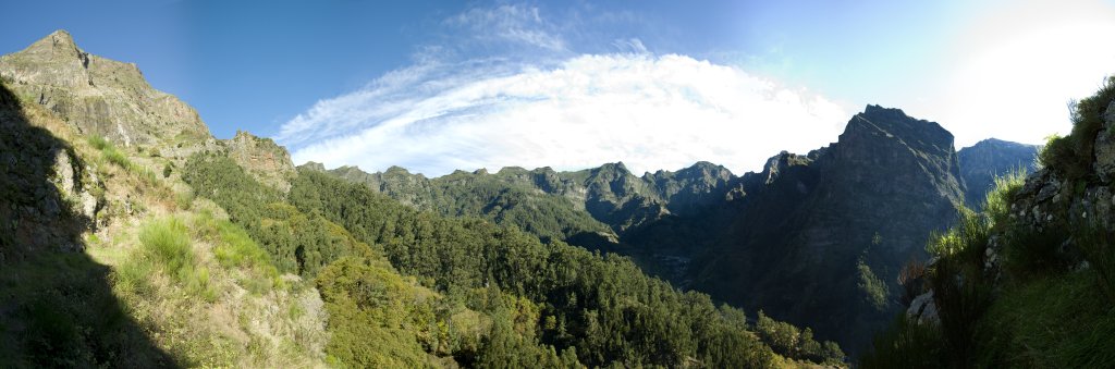Panorama vom Aufstieg auf den Pico Grande (1654m): Blick ins Nonnental, auf den Verbindungskamm von Boca da Encumeada zum Pico Ruivu (1862m) und auf den gegenüber liegenden Pico da Geada (1497m, Madeira, November 2008