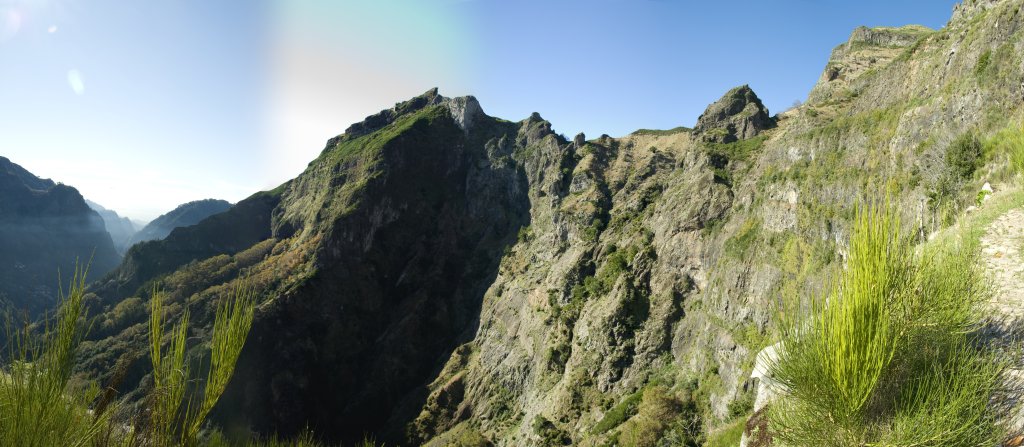 Panorama vom Aufstieg auf den Pico Grande (1654m); links öffnet sich das Nonnental in Richtung Funchal zum Atlantik und rechts oben durch die Felsenwand führt ein versicherter Steig zum Gipfel des Pico Grande, Madeira, November 2008