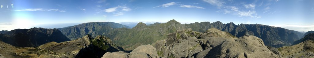 360-Grad-Gipfelpanorama vom Pico Grande (1654m); Blick von Paul da Serra über den Zentralkamm der Insel, zum Pico Ruivo (1862m), Pico das Torres (1851m) bis hin zum Pico do Arieiro (1818m), Madeira, November 2008