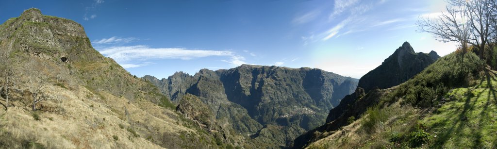 Panorama vom Kastanien-Rastplatz unterhalb des Aufstiegs zum Pico Grande (1654m) mit tiefem Blick ins Nonnental und die dahinter aufragende Kette der höchsten Inselberge, Madeira, November 2008