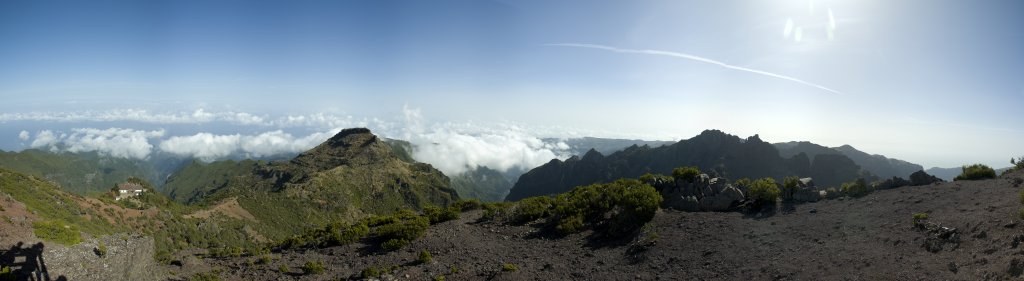 Gipfelpanorama vom Pico Ruivo (1862m) mit Blick auf die Abrigo Pico Ruivo, das Tal des Ribero Seca do Faial und den Pico  das Torres (1851m), Madeira, November 2008