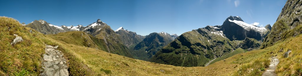 Milford Trail: Mackinnon Pass (1073m) und Upper Arthur Valley; innerhalb von nur 3 Stunden hat sich das Wetter von wolkenbruchartigem Regen in strahlend blauen Himmel gewandelt, Januar 2008