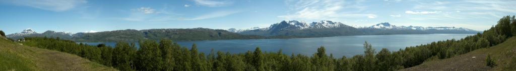 Panorama mit Blick über den Ofotfjorden von einem Rastplatz an der E10 zwischen Bjerkvik und Oestervika gegenüber von Narvik