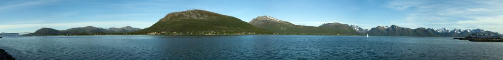 Panorama an der Hafenpromenade von Sortland auf Vaesteralen mit Blick über den Sortlandsundet und auf die Berge von Hinoya, Vaesteralen