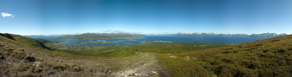 Panorama vom Rand der Loftkanten am östlichen Ende der Heibruna bei Stormarknes, Hadseloya, Vaesteralen